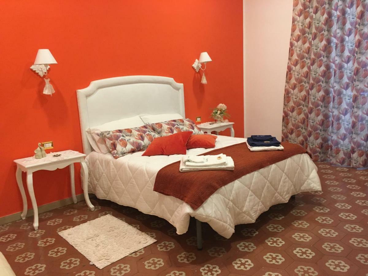 B&B Resta Cu Mme เนเปิลส์ ภายนอก รูปภาพ
